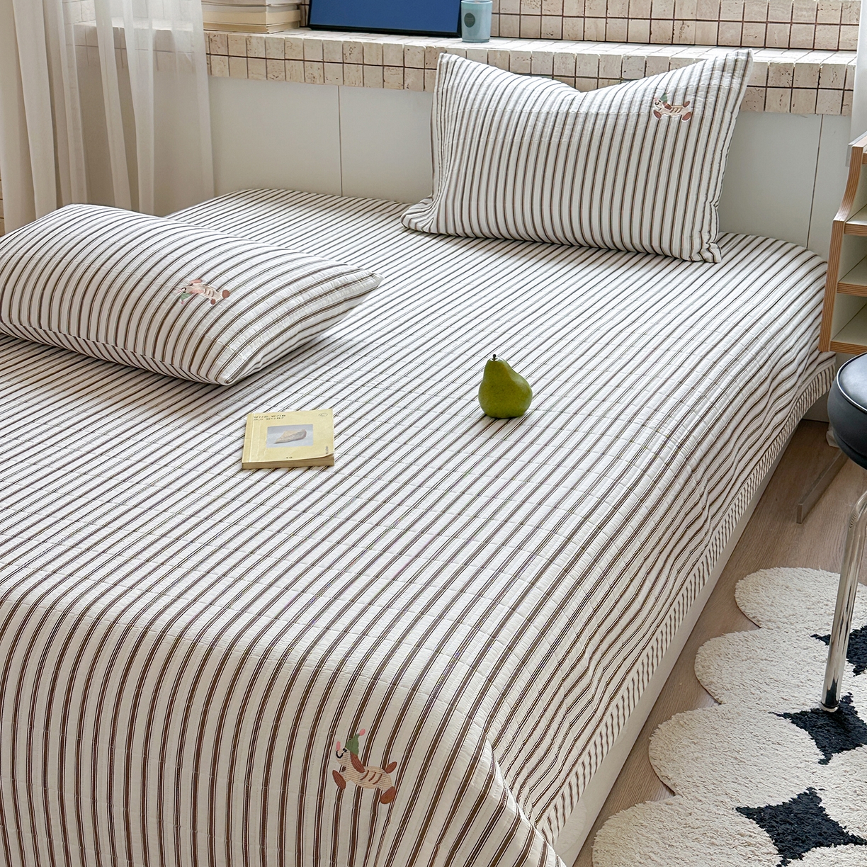 91家纺网 家纺一手货源 找家纺 琳可家居 2026春夏新品双面斜纹全棉印花绣花床盖可机洗加密绗缝高温水洗 条纹狗狗