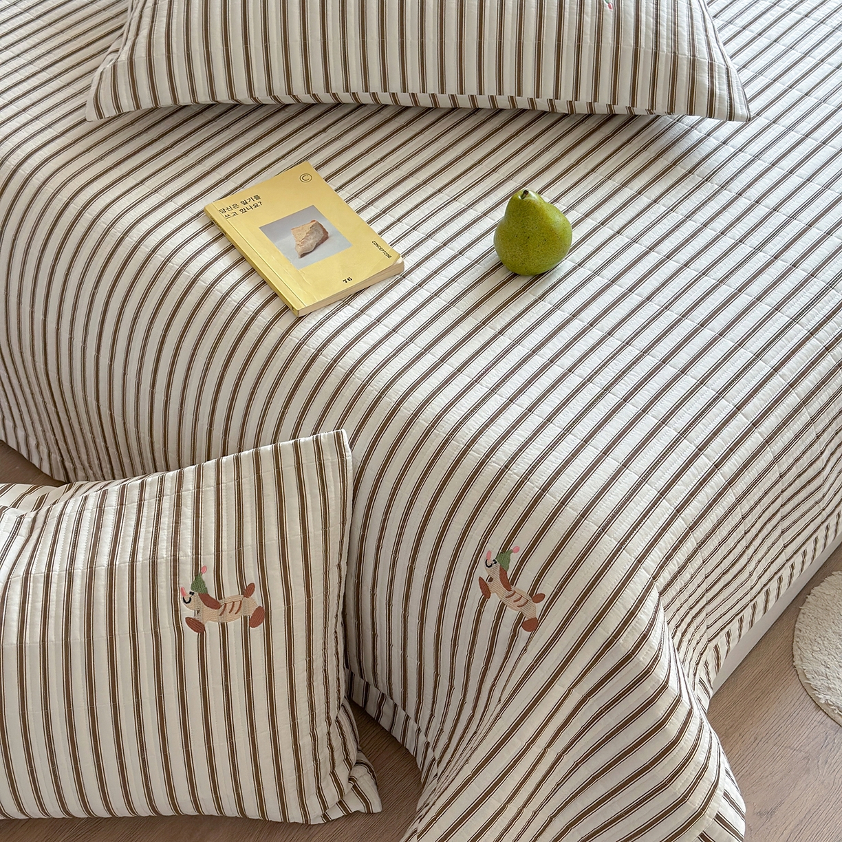 91家纺网 家纺一手货源 找家纺 琳可家居 2026春夏新品双面斜纹全棉印花绣花床盖可机洗加密绗缝高温水洗 条纹狗狗