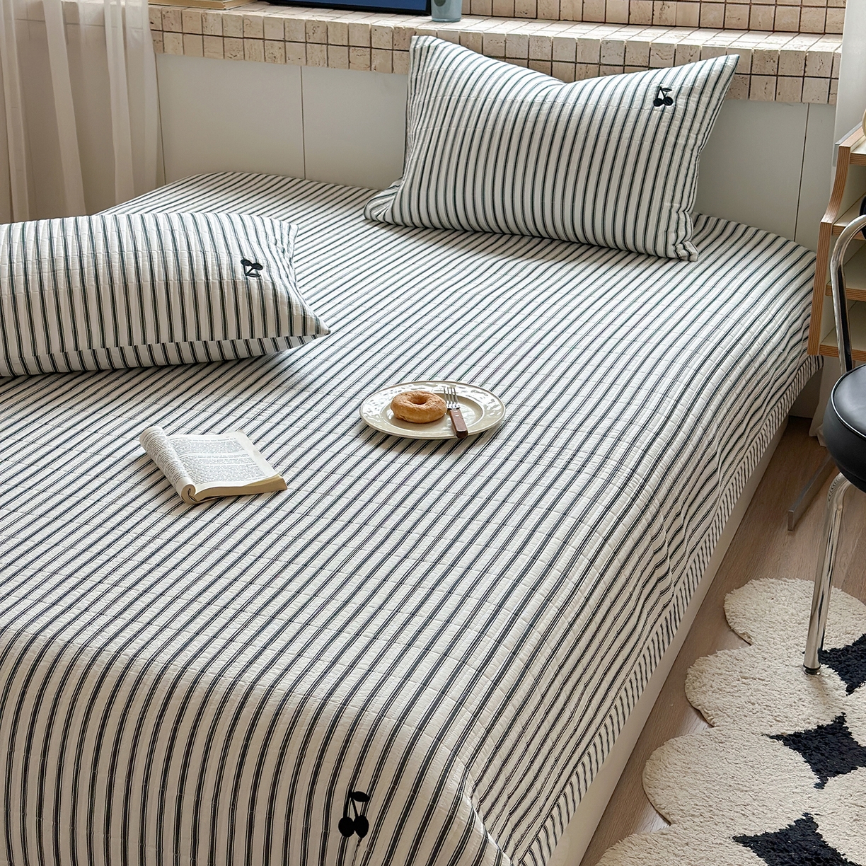 91家纺网 家纺一手货源 找家纺 琳可家居 2026春夏新品双面斜纹全棉印花绣花床盖可机洗加密绗缝高温水洗 条纹樱桃