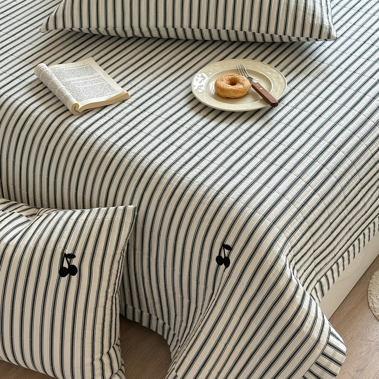 91家纺网 家纺一手货源 找家纺 琳可家居 2026春夏新品双面斜纹全棉印花绣花床盖可机洗加密绗缝高温水洗 条纹樱桃