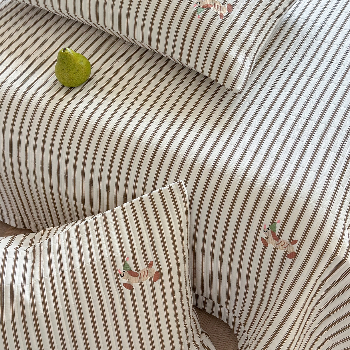 91家纺网 家纺一手货源 找家纺 琳可家居 2026春夏新品双面斜纹全棉印花绣花床盖可机洗加密绗缝高温水洗 条纹狗狗