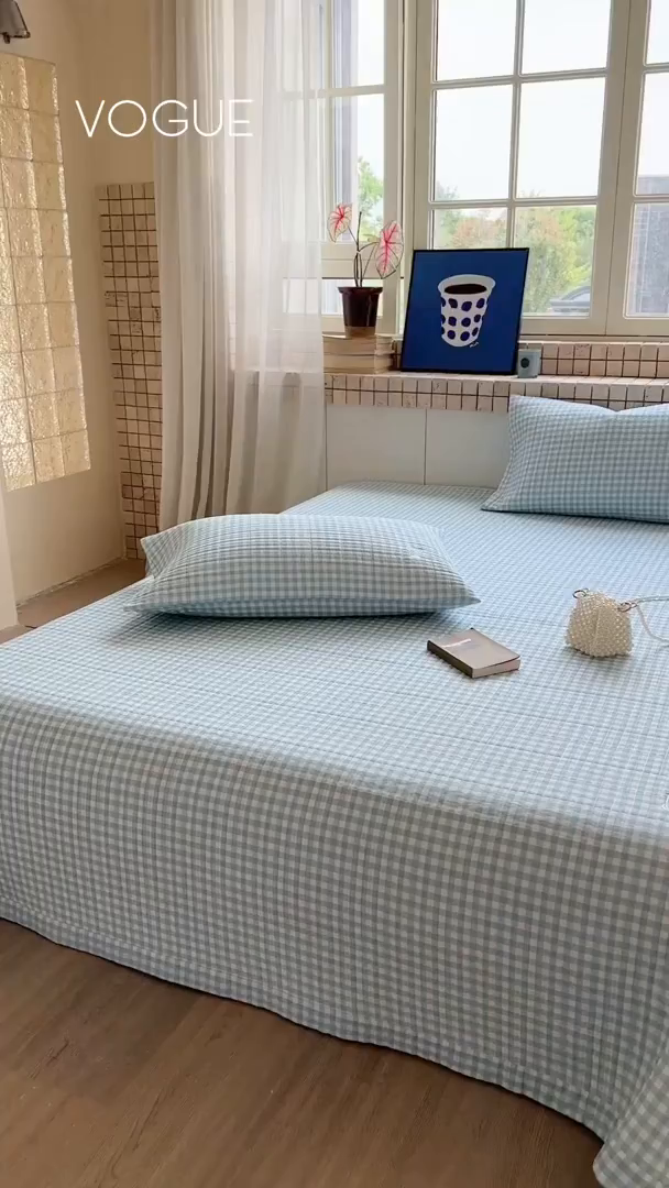 91家纺网 家纺一手货源 找家纺 琳可家居 2026春夏新品双面斜纹全棉印花绣花床盖可机洗加密绗缝高温水洗 格子樱桃蓝