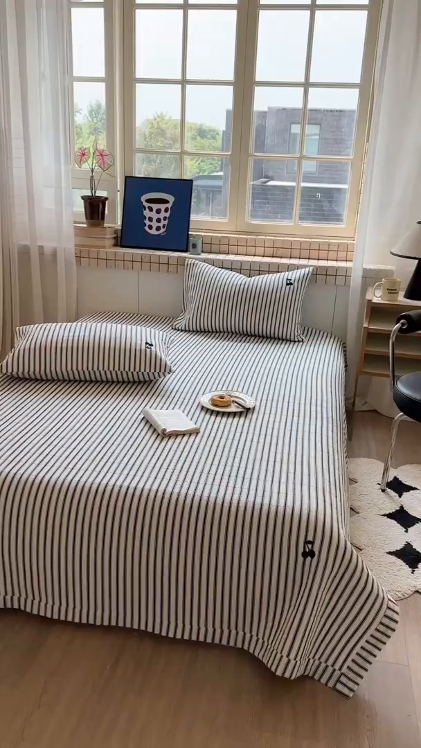 91家纺网 家纺一手货源 找家纺 琳可家居 2026春夏新品双面斜纹全棉印花绣花床盖可机洗加密绗缝高温水洗 条纹樱桃