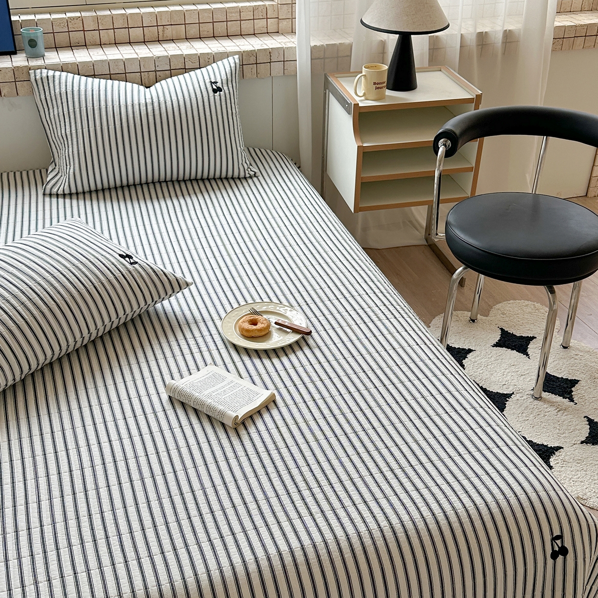 91家纺网 家纺一手货源 找家纺 琳可家居 2026春夏新品双面斜纹全棉印花绣花床盖可机洗加密绗缝高温水洗 条纹樱桃