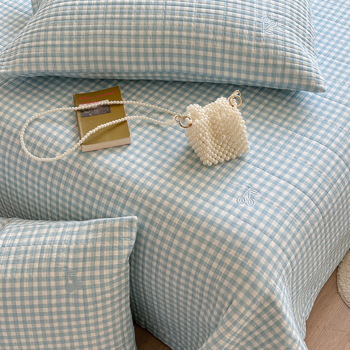 91家纺网 家纺一手货源 找家纺 琳可家居 2026春夏新品双面斜纹全棉印花绣花床盖可机洗加密绗缝高温水洗 格子樱桃蓝