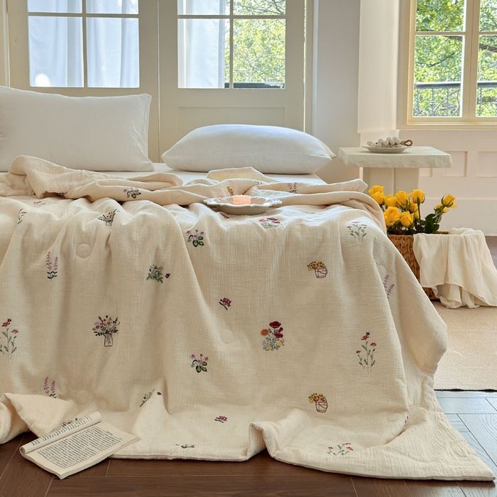91家纺网 家纺一手货源 找家纺 木楌家居 2026新款棉麻皱皱纱刺绣款夏被-棉野序章系列 花野漫夏