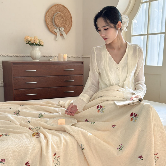 91家纺网 家纺一手货源 找家纺 木楌家居 2026新款棉麻皱皱纱刺绣款夏被-棉野序章系列 花野漫夏