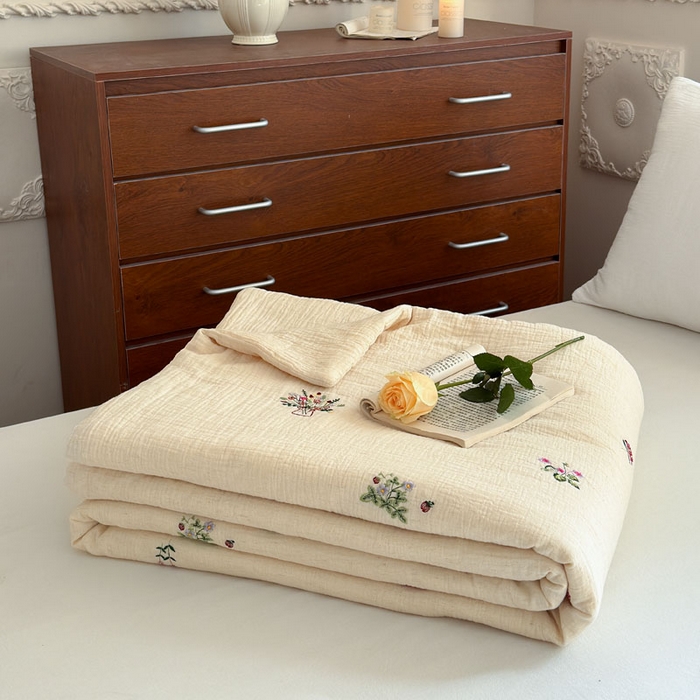 91家纺网 家纺一手货源 找家纺 木楌家居 2026新款棉麻皱皱纱刺绣款夏被-棉野序章系列 花野漫夏