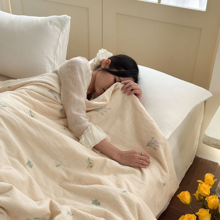 91家纺网 家纺一手货源 找家纺 木楌家居 2026新款棉麻皱皱纱刺绣款夏被-棉野序章系列 浅草风吟