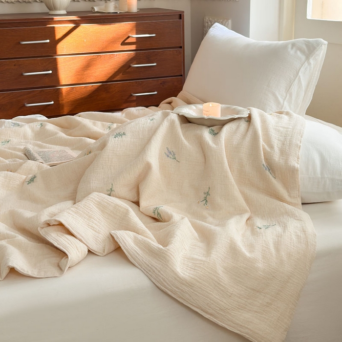 91家纺网 家纺一手货源 找家纺 木楌家居 2026新款棉麻皱皱纱刺绣款夏被-棉野序章系列 浅草风吟