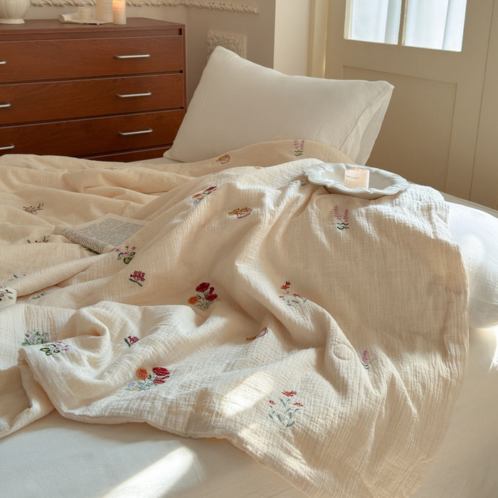 91家纺网 家纺一手货源 找家纺 木楌家居 2026新款棉麻皱皱纱刺绣款夏被-棉野序章系列 花野漫夏