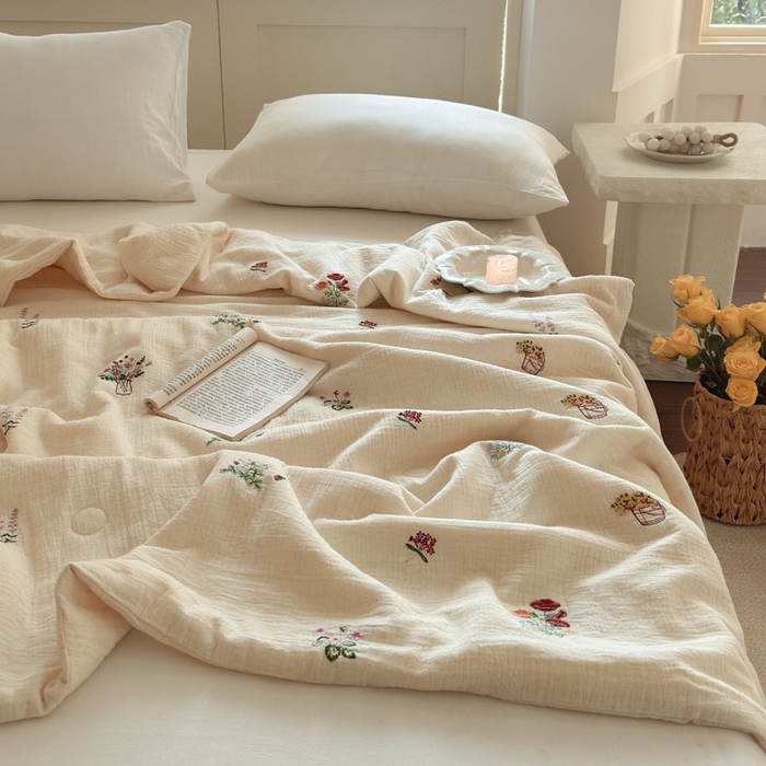 91家纺网 家纺一手货源 找家纺 木楌家居 2026新款棉麻皱皱纱刺绣款夏被-棉野序章系列 花野漫夏