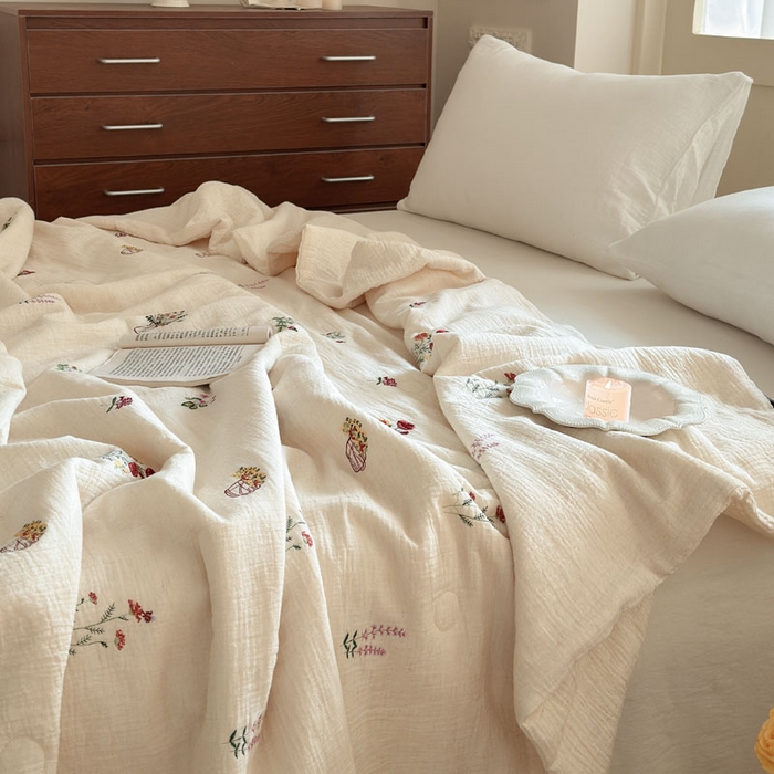 91家纺网 家纺一手货源 找家纺 木楌家居 2026新款棉麻皱皱纱刺绣款夏被-棉野序章系列 花野漫夏