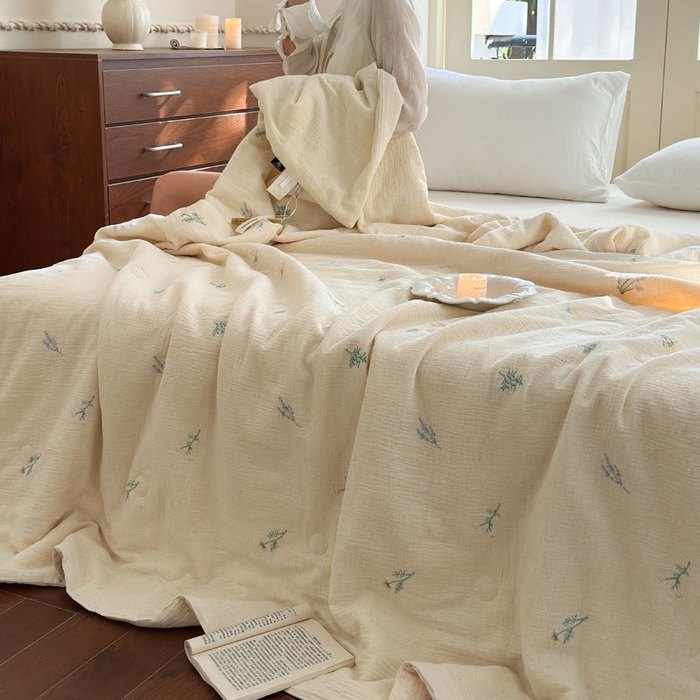 91家纺网 家纺一手货源 找家纺 木楌家居 2026新款棉麻皱皱纱刺绣款夏被-棉野序章系列 浅草风吟