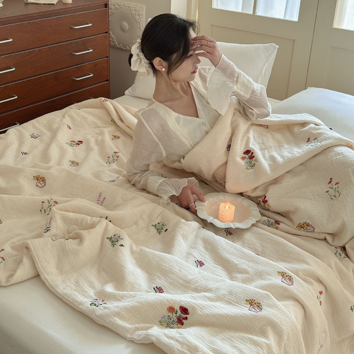 91家纺网 家纺一手货源 找家纺 木楌家居 2026新款棉麻皱皱纱刺绣款夏被-棉野序章系列 花野漫夏