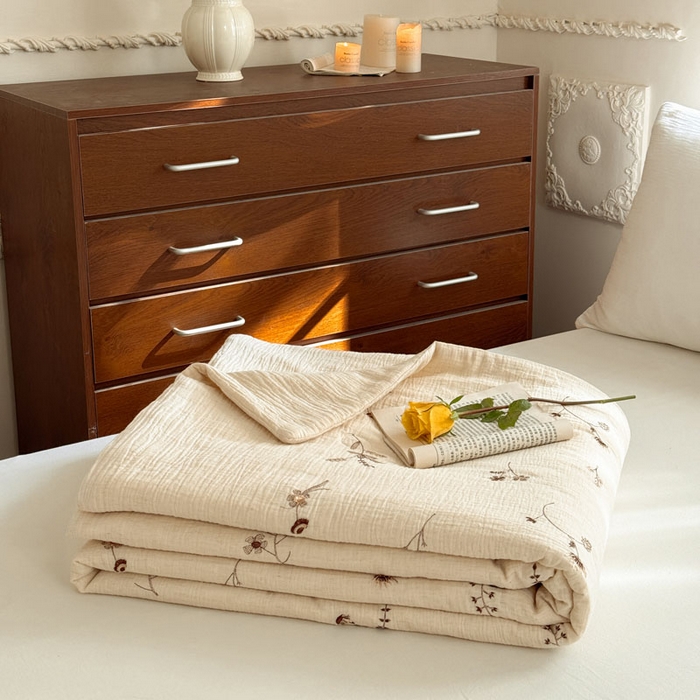 91家纺网 家纺一手货源 找家纺 木楌家居 2026新款棉麻皱皱纱刺绣款夏被-棉野序章系列 暖咖花叙