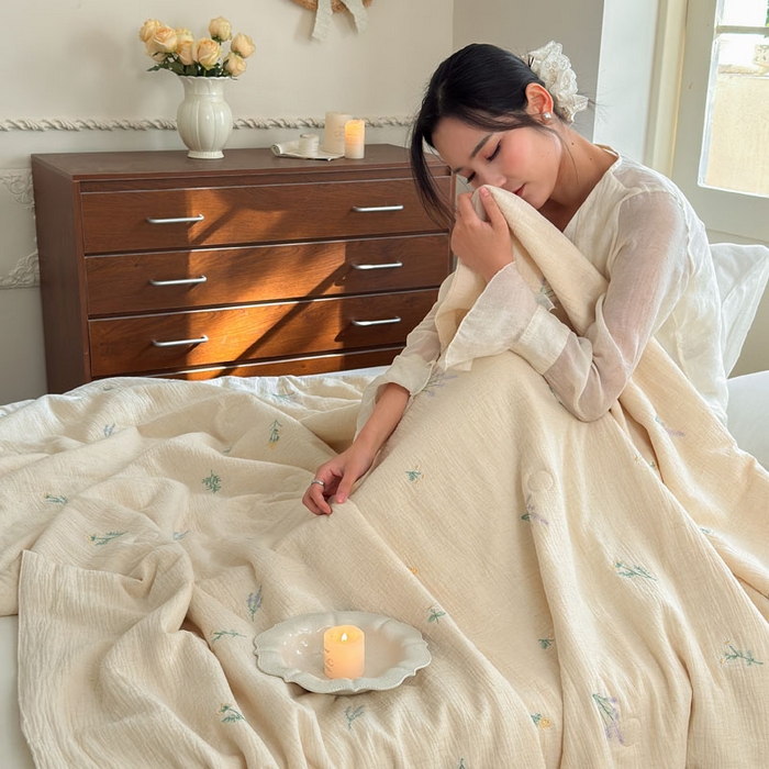 91家纺网 家纺一手货源 找家纺 木楌家居 2026新款棉麻皱皱纱刺绣款夏被-棉野序章系列 浅草风吟