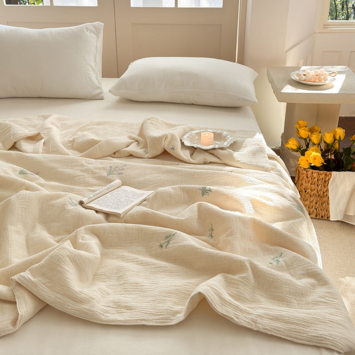 91家纺网 家纺一手货源 找家纺 木楌家居 2026新款棉麻皱皱纱刺绣款夏被-棉野序章系列 浅草风吟