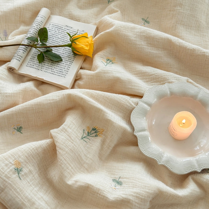 91家纺网 家纺一手货源 找家纺 木楌家居 2026新款棉麻皱皱纱刺绣款夏被-棉野序章系列 浅草风吟