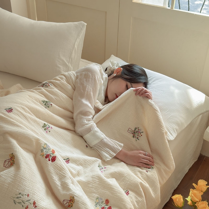 91家纺网 家纺一手货源 找家纺 木楌家居 2026新款棉麻皱皱纱刺绣款夏被-棉野序章系列 花野漫夏