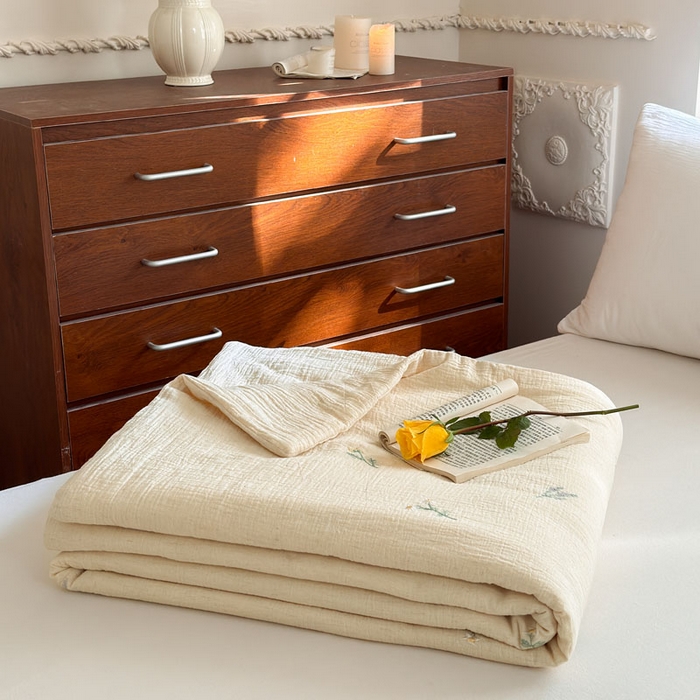 91家纺网 家纺一手货源 找家纺 木楌家居 2026新款棉麻皱皱纱刺绣款夏被-棉野序章系列 浅草风吟