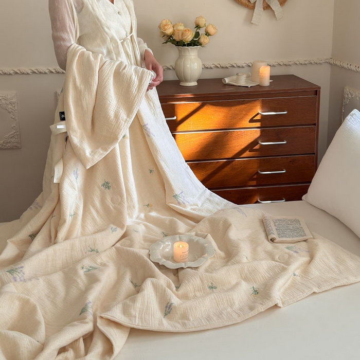 91家纺网 家纺一手货源 找家纺 木楌家居 2026新款棉麻皱皱纱刺绣款夏被-棉野序章系列 浅草风吟