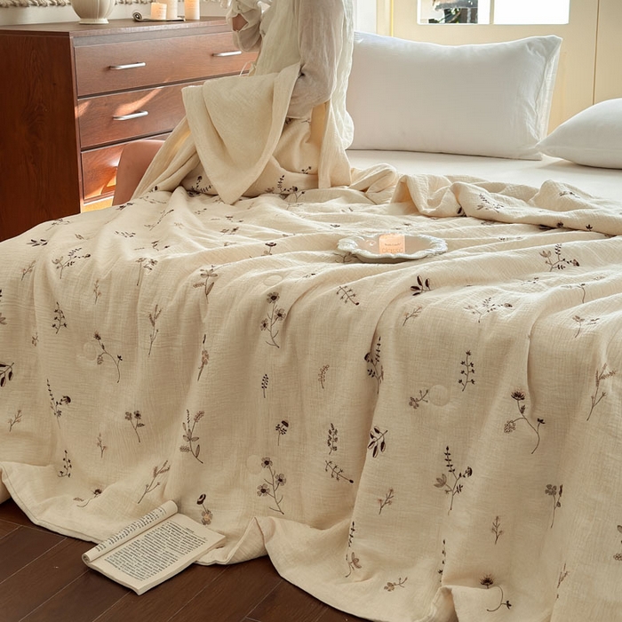 91家纺网 家纺一手货源 找家纺 木楌家居 2026新款棉麻皱皱纱刺绣款夏被-棉野序章系列 暖咖花叙
