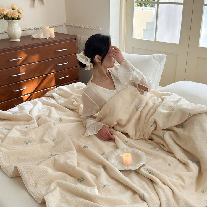 91家纺网 家纺一手货源 找家纺 木楌家居 2026新款棉麻皱皱纱刺绣款夏被-棉野序章系列 浅草风吟