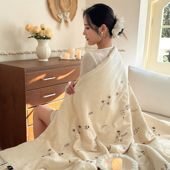 91家纺网 家纺一手货源 找家纺 木楌家居 2026新款棉麻皱皱纱刺绣款夏被-棉野序章系列 暖咖花叙