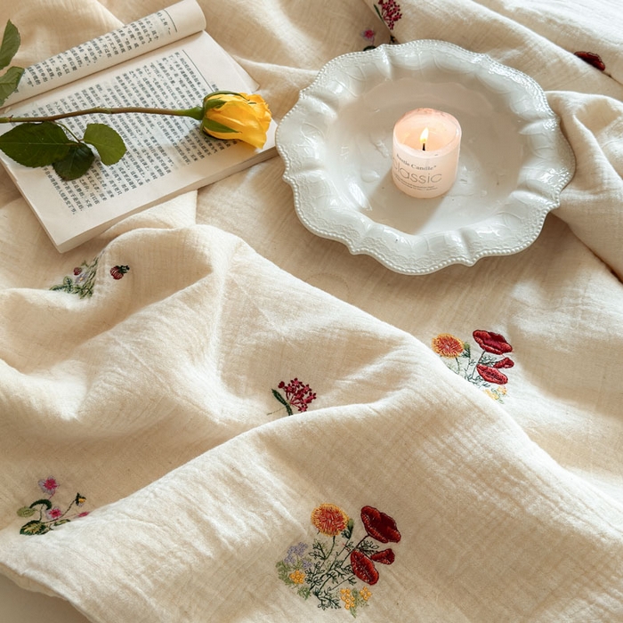 91家纺网 家纺一手货源 找家纺 木楌家居 2026新款棉麻皱皱纱刺绣款夏被-棉野序章系列 花野漫夏