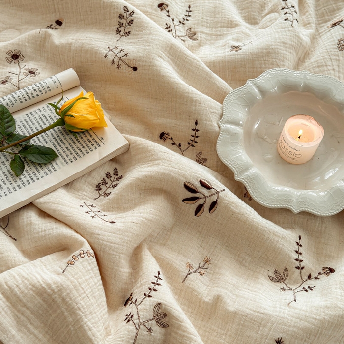 91家纺网 家纺一手货源 找家纺 木楌家居 2026新款棉麻皱皱纱刺绣款夏被-棉野序章系列 暖咖花叙