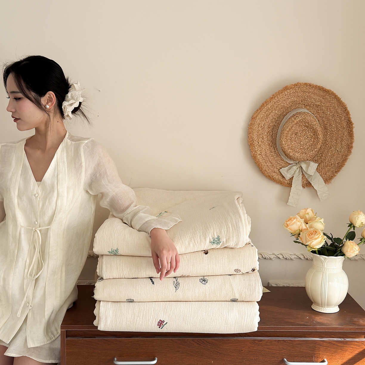 91家纺网 家纺一手货源 找家纺 木楌家居 2026新款棉麻皱皱纱刺绣款夏被-棉野序章系列 组合图