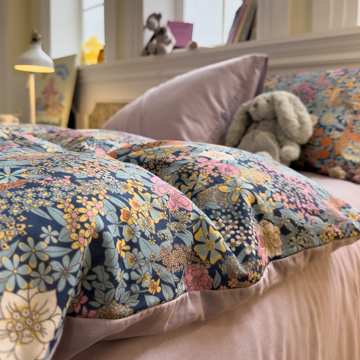 91家纺网 家纺一手货源 找家纺 呗旺鹿 2026新款春暖花开之全棉纯棉双层纱花草法式四件套 繁花谧园藏青