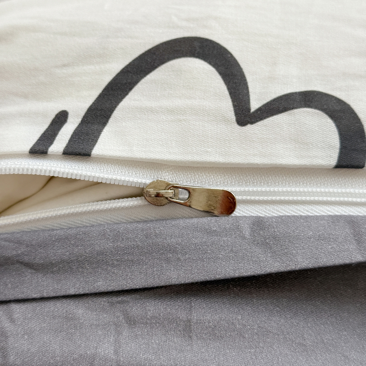 91家纺网 家纺一手货源 找家纺 耀悦家纺 2026新款卡通蜡笔小新正版授权全棉纯棉四件套 摇滚小新