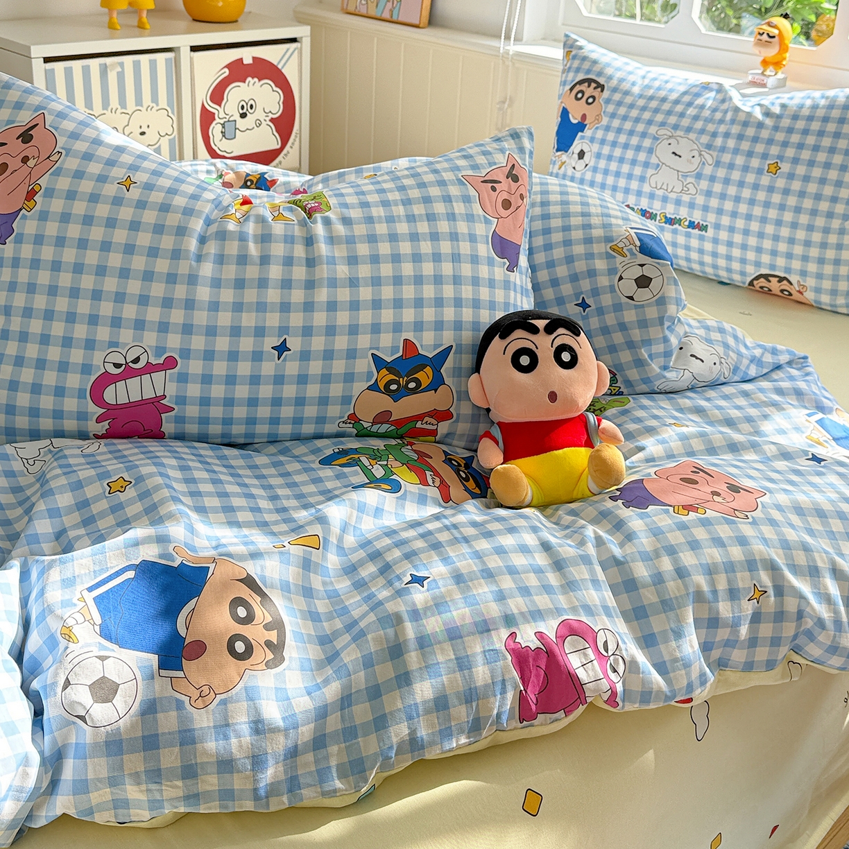 91家纺网 家纺一手货源 找家纺 耀悦家纺 2026新款卡通蜡笔小新正版授权全棉纯棉四件套 蓝格小新