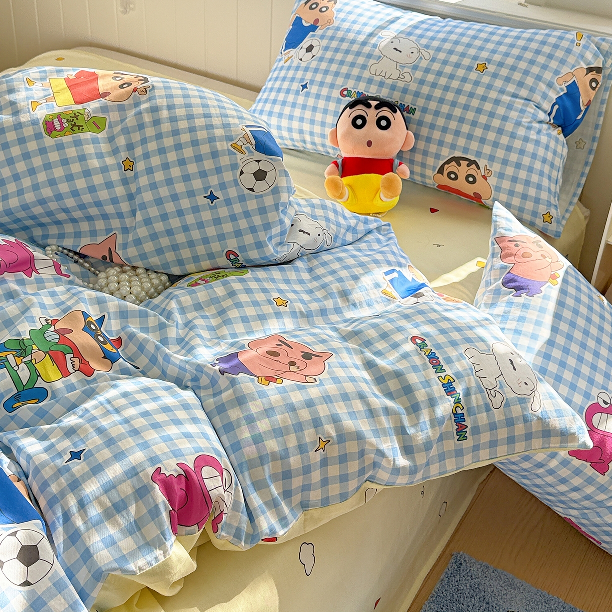 91家纺网 家纺一手货源 找家纺 耀悦家纺 2026新款卡通蜡笔小新正版授权全棉纯棉四件套 蓝格小新