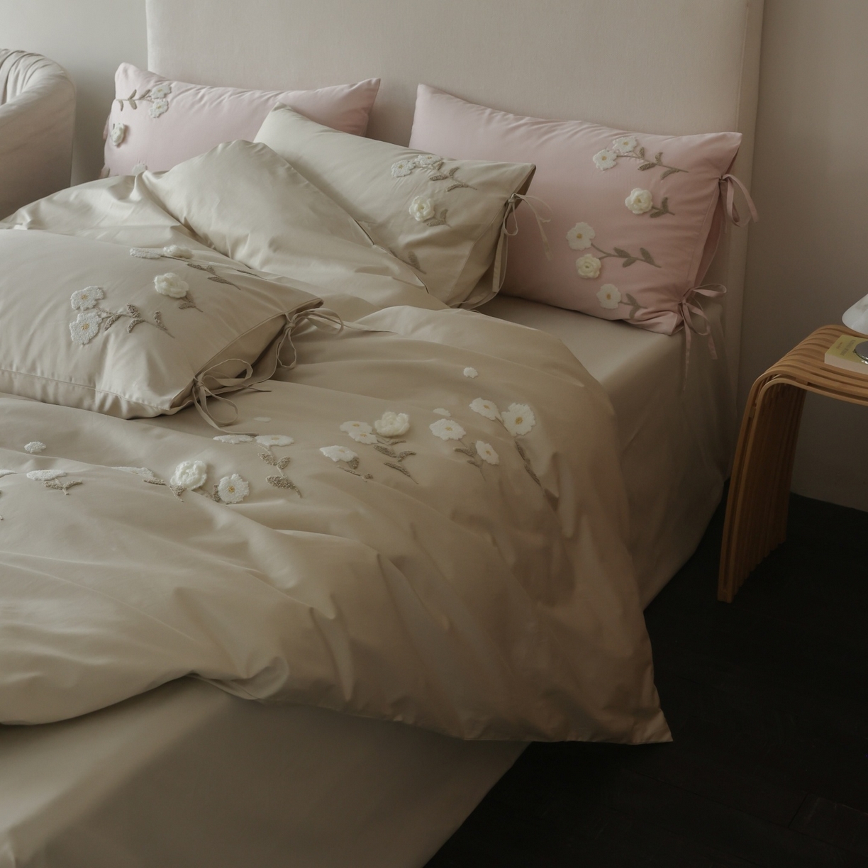 91家纺网 家纺一手货源 找家纺 初拾 2026春夏新款贡缎全棉纯棉马海毛钩花“氛围感”毛巾绣—少女心事 控价： 日常券后不低于368元 会员减20 少女心事-奶油绿