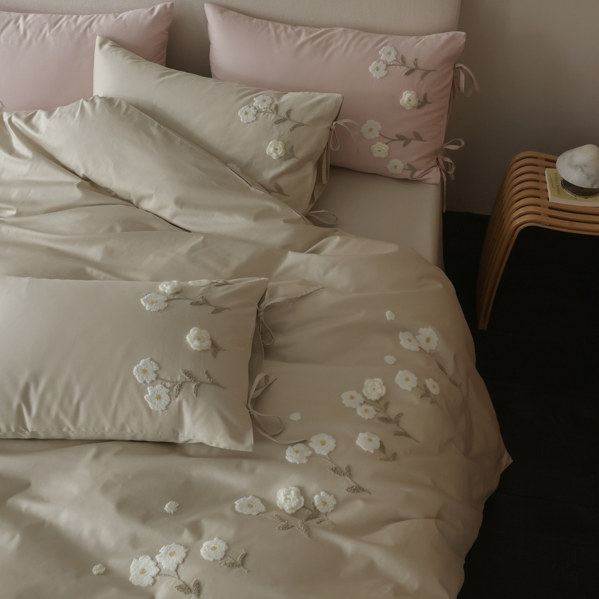 91家纺网 家纺一手货源 找家纺 初拾 2026春夏新款贡缎全棉纯棉马海毛钩花“氛围感”毛巾绣—少女心事 控价： 日常券后不低于368元 会员减20 少女心事-奶油绿