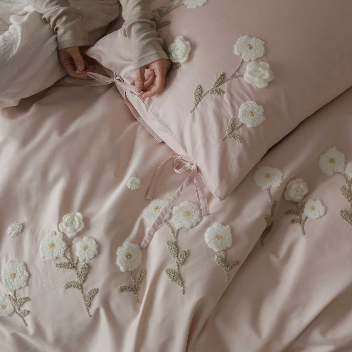 91家纺网 家纺一手货源 找家纺 初拾 2026春夏新款贡缎全棉纯棉马海毛钩花“氛围感”毛巾绣—少女心事 控价： 日常券后不低于368元 会员减20 少女心事-浅樱粉