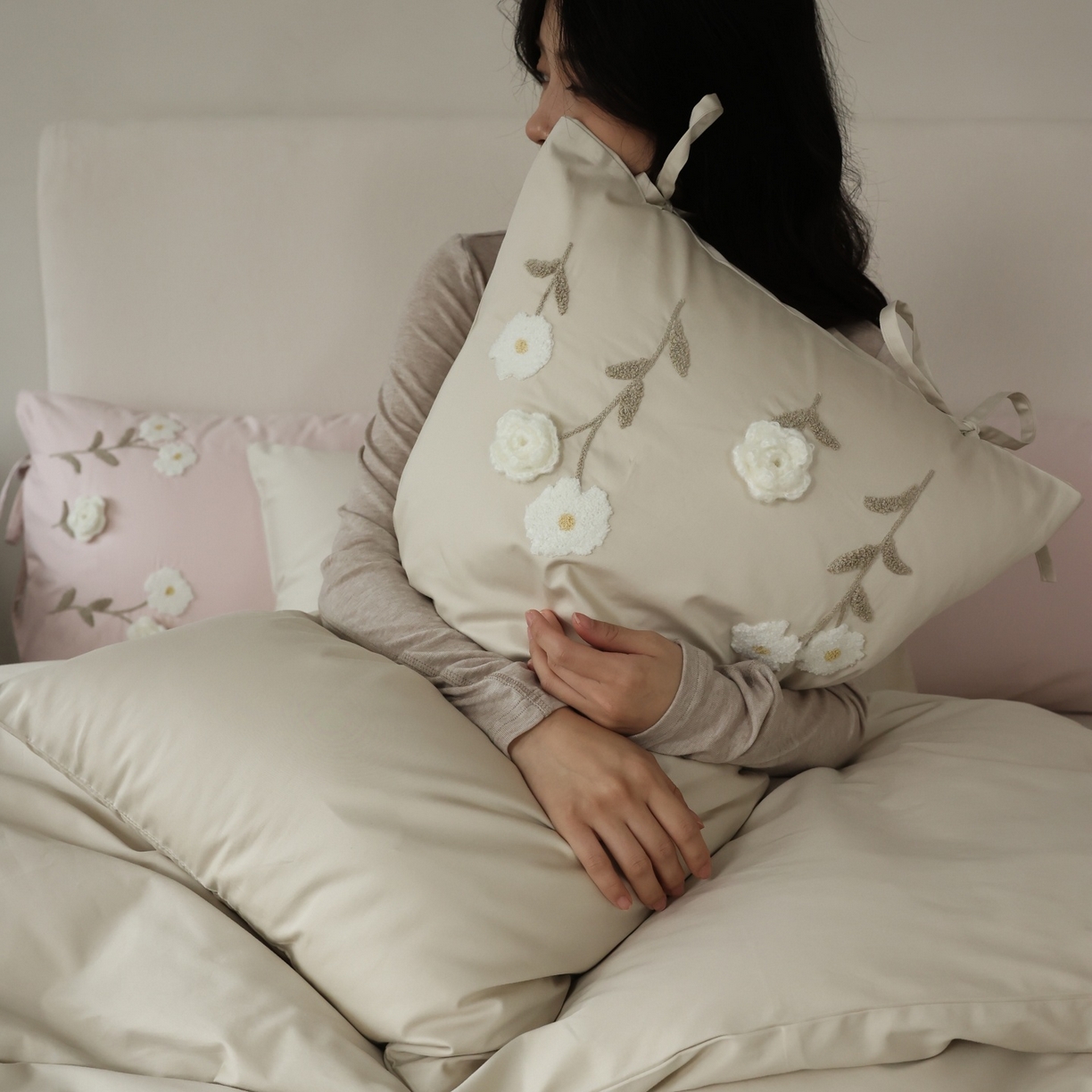 91家纺网 家纺一手货源 找家纺 （总）初拾 2026春夏新款贡缎全棉纯棉马海毛钩花“氛围感”毛巾绣—少女心事 控价： 日常券后不低于368元 会员减20