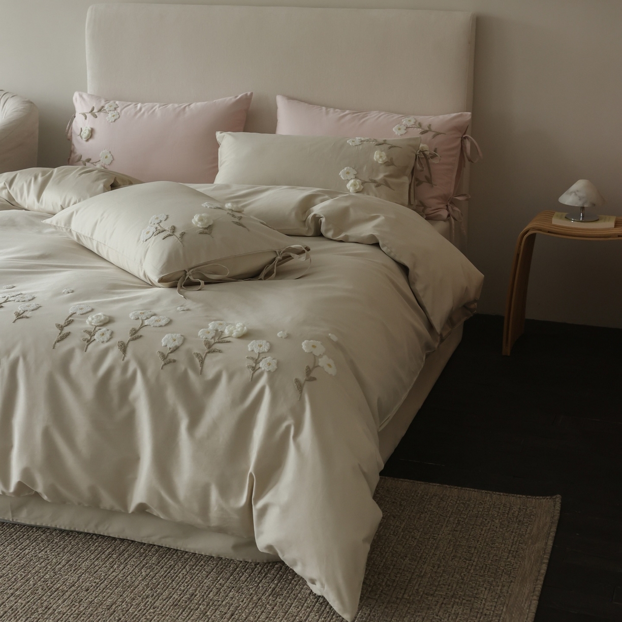 91家纺网 家纺一手货源 找家纺 初拾 2026春夏新款贡缎全棉纯棉马海毛钩花“氛围感”毛巾绣—少女心事 控价： 日常券后不低于368元 会员减20 少女心事-奶油绿