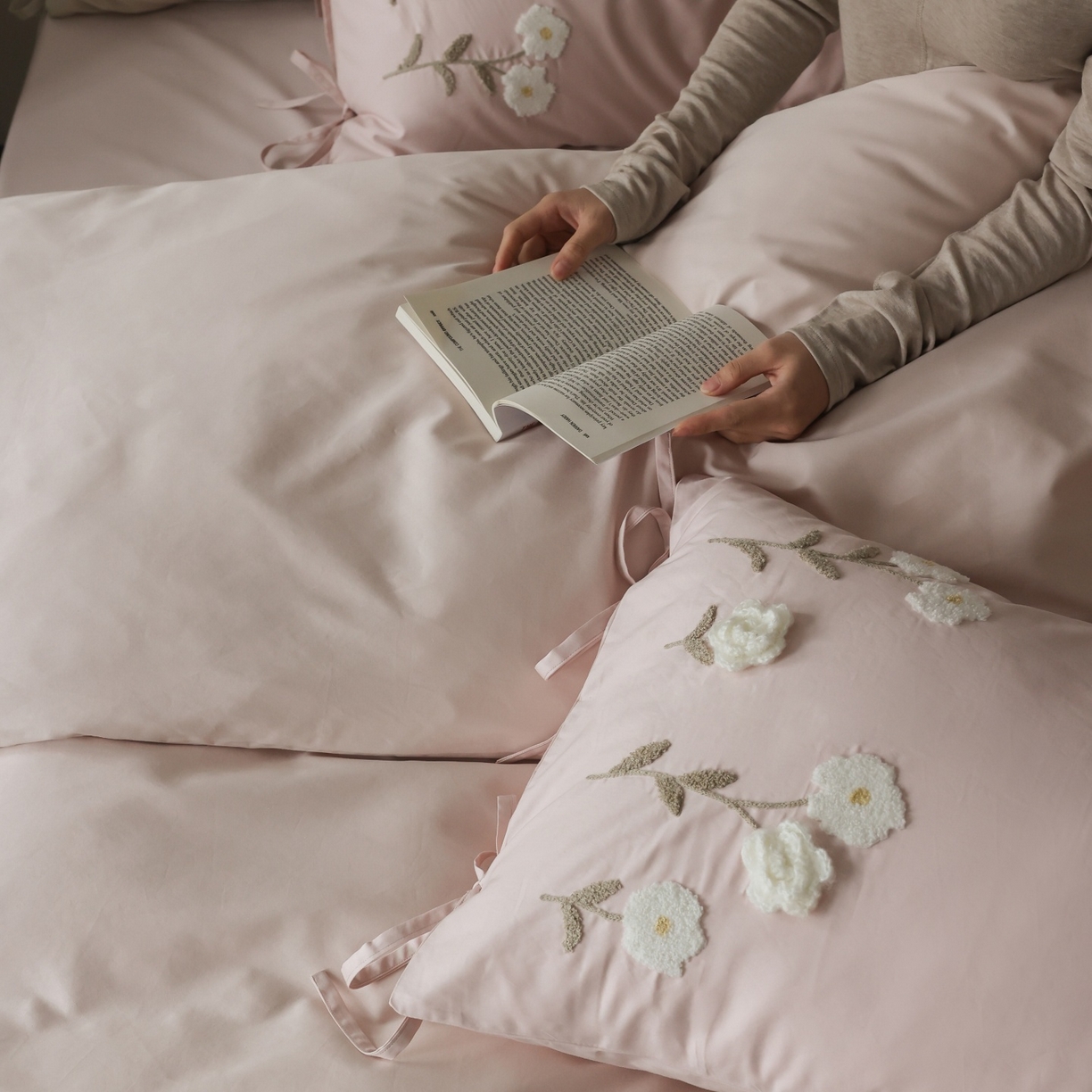 91家纺网 家纺一手货源 找家纺 初拾 2026春夏新款贡缎全棉纯棉马海毛钩花“氛围感”毛巾绣—少女心事 控价： 日常券后不低于368元 会员减20 少女心事-浅樱粉