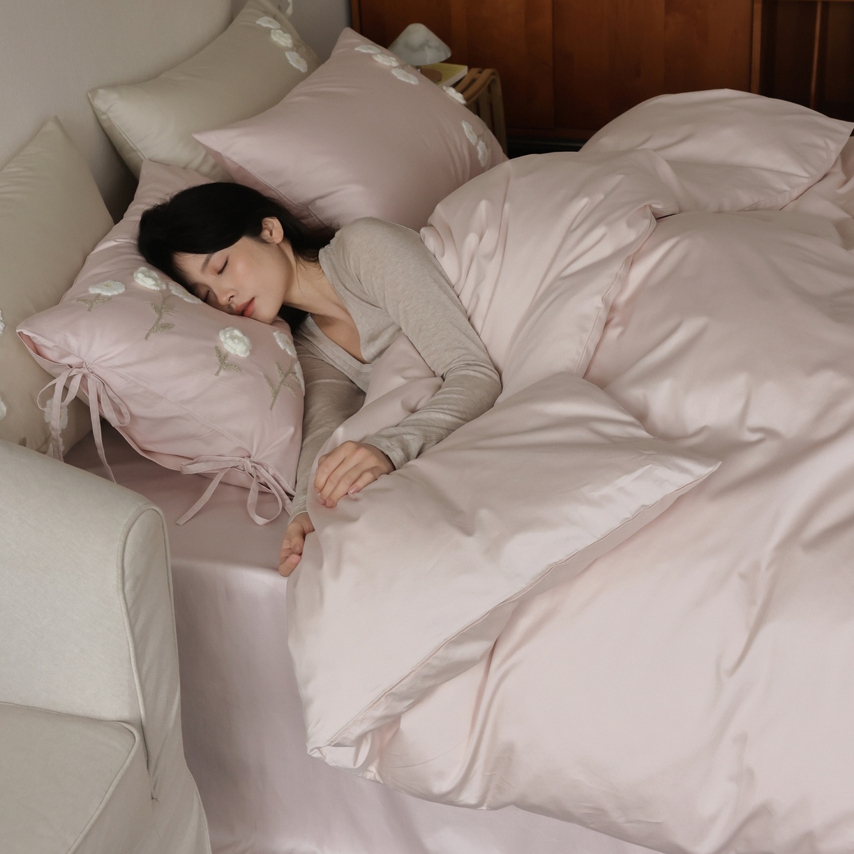 91家纺网 家纺一手货源 找家纺 初拾 2026春夏新款贡缎全棉纯棉马海毛钩花“氛围感”毛巾绣—少女心事 控价： 日常券后不低于368元 会员减20 少女心事-浅樱粉