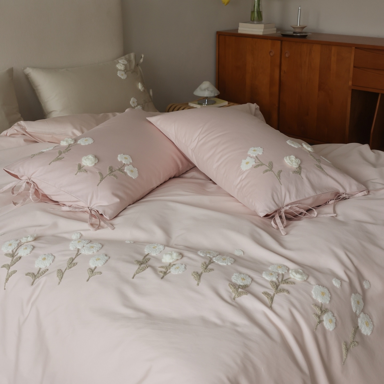 91家纺网 家纺一手货源 找家纺 初拾 2026春夏新款贡缎全棉纯棉马海毛钩花“氛围感”毛巾绣—少女心事 控价： 日常券后不低于368元 会员减20 少女心事-浅樱粉