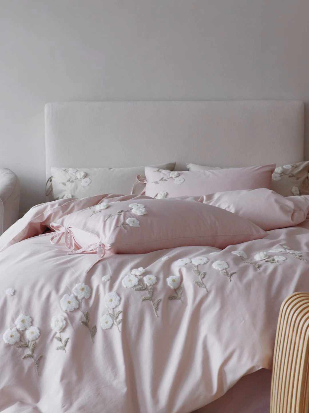 91家纺网 家纺一手货源 找家纺 初拾 2026春夏新款贡缎全棉纯棉马海毛钩花“氛围感”毛巾绣—少女心事 控价： 日常券后不低于368元 会员减20 少女心事-浅樱粉