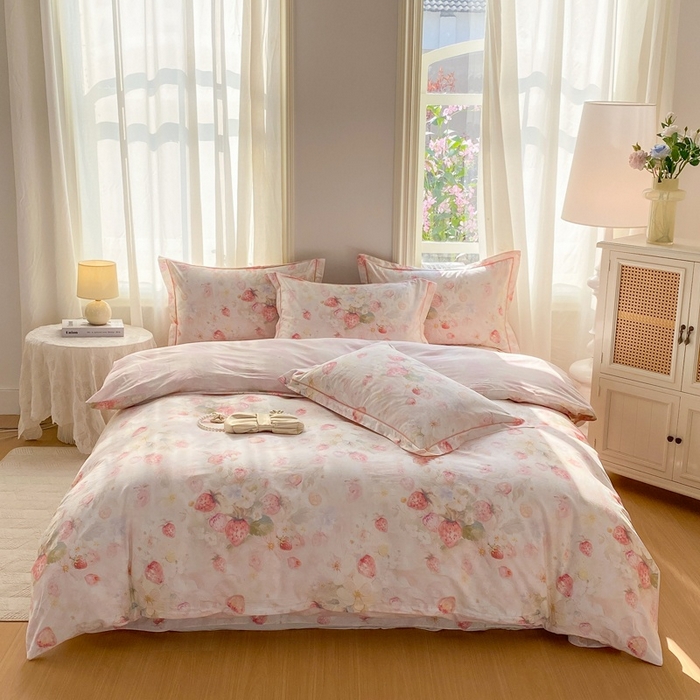 91家纺网 家纺一手货源 找家纺 凌鼎 2026新款全棉数码印花四件套 草莓花语-粉