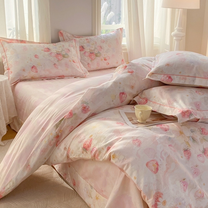 91家纺网 家纺一手货源 找家纺 凌鼎 2026新款全棉数码印花四件套 草莓花语-粉