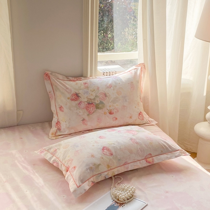 91家纺网 家纺一手货源 找家纺 凌鼎 2026新款全棉数码印花四件套 草莓花语-粉