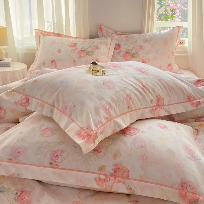 91家纺网 家纺一手货源 找家纺 凌鼎 2026新款全棉数码印花四件套 草莓花语-粉