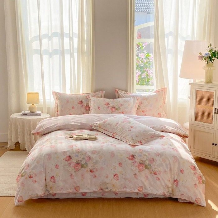 91家纺网 家纺一手货源 找家纺 凌鼎 2026新款全棉数码印花四件套 草莓花语-粉